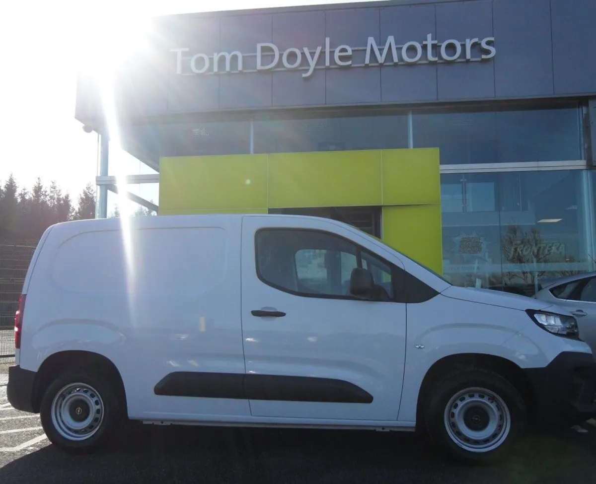 Opel Combo Edition Plus 7 Seat BEV 8 Speed AT - Image 1