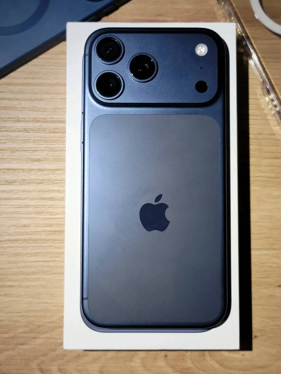 *1 MONTH PERFECT* iphone 17 pro max - Image 3