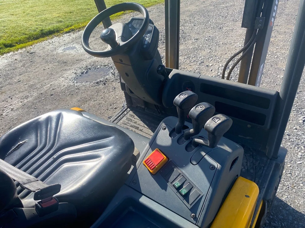 Electric forklift - Image 2