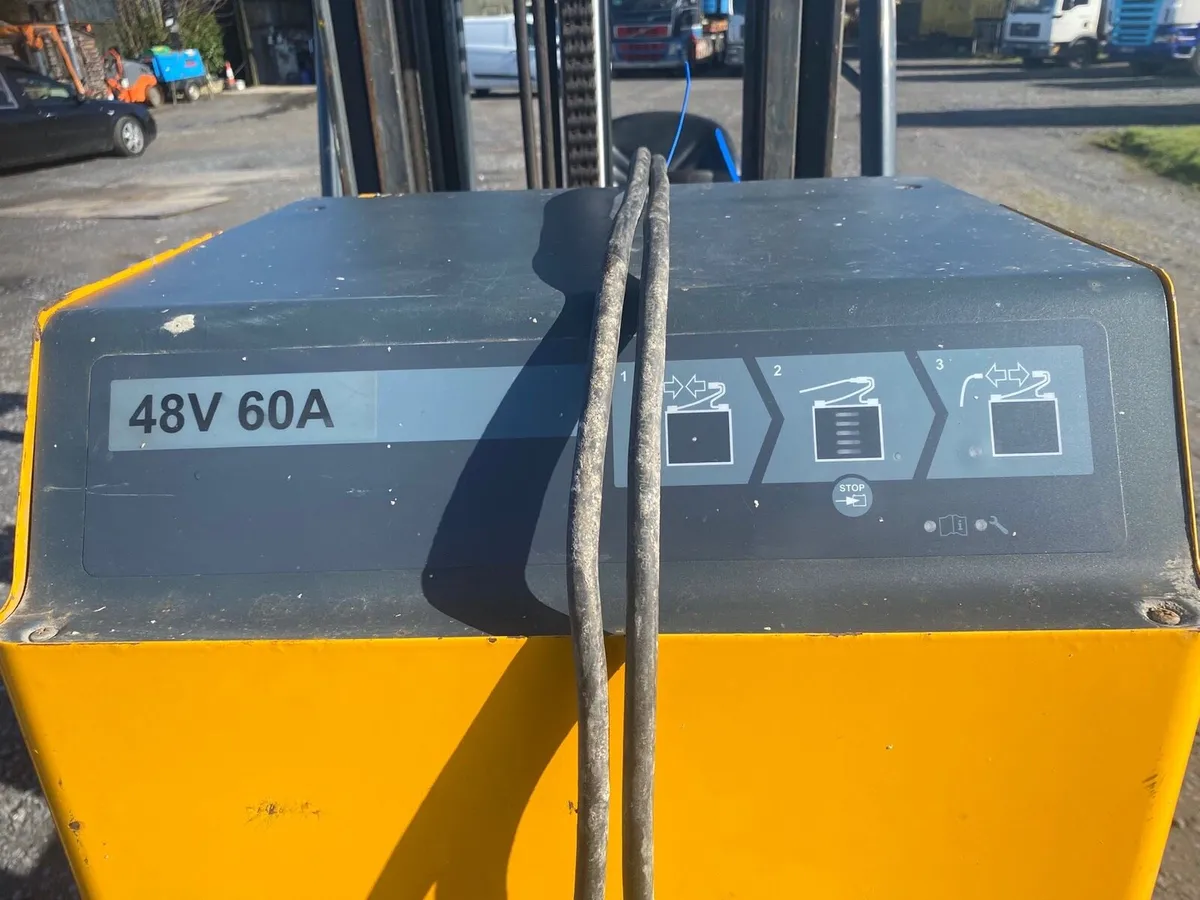 Electric forklift - Image 3