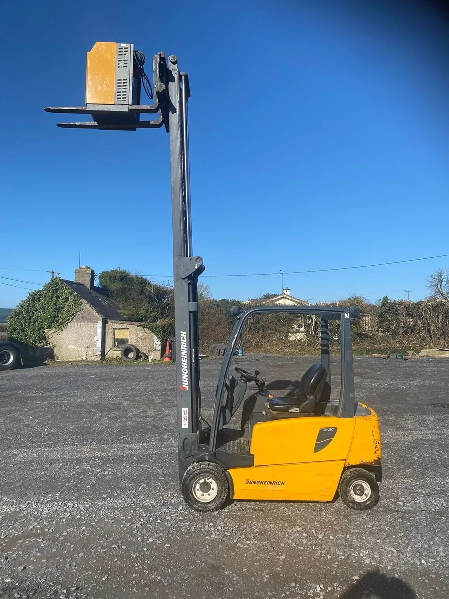 Electric forklift - Image 1