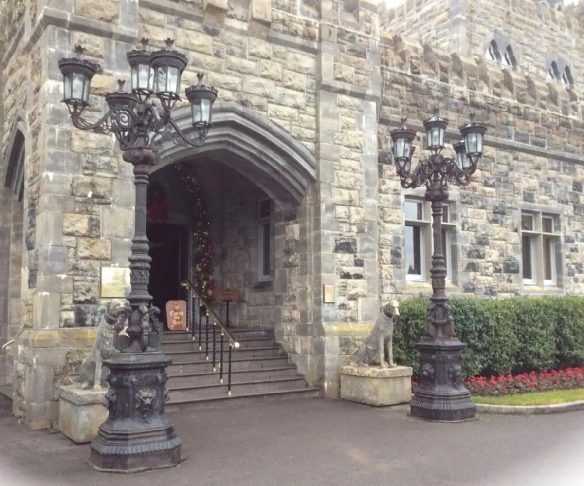 Cast iron 5 headed lamps 300cm tall - Image 2