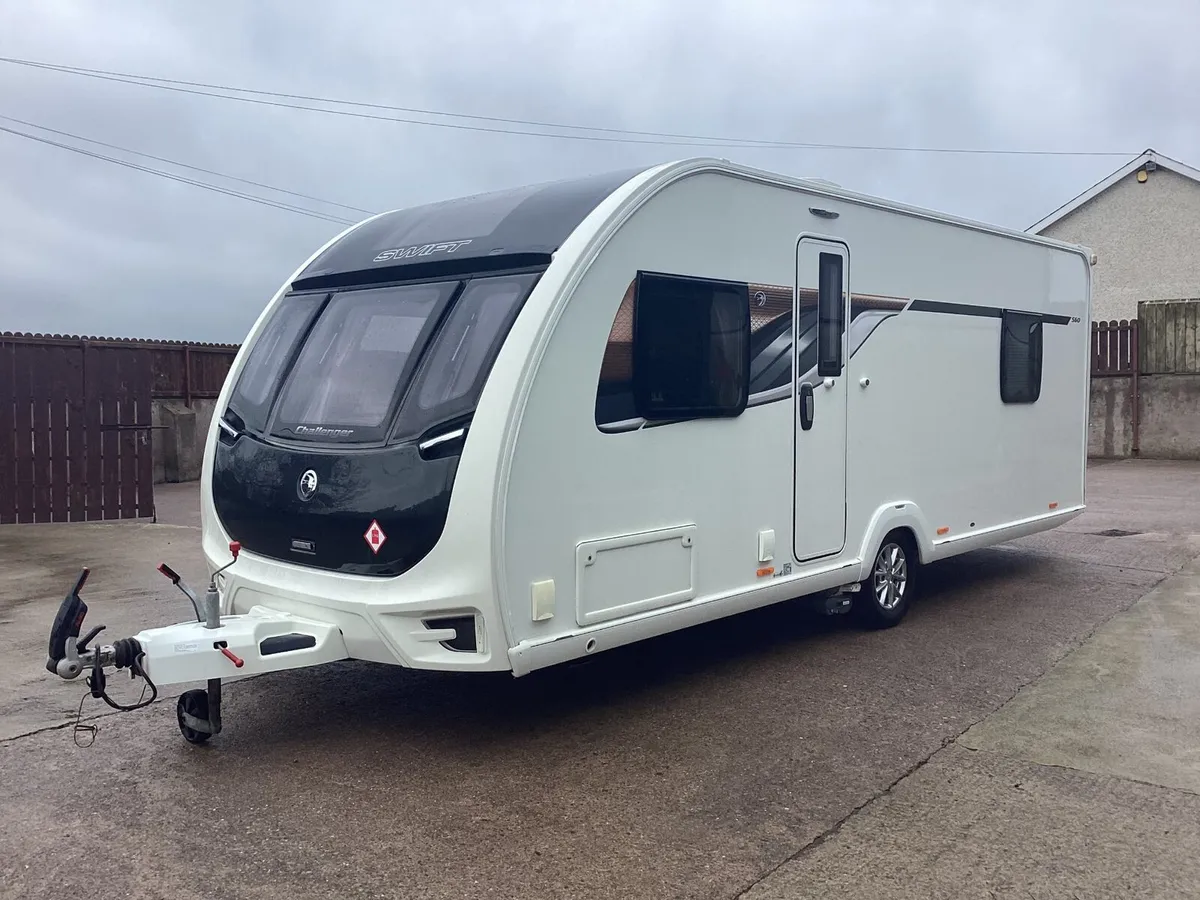 Swift challenger 590 4 Berth Island bed - Image 2