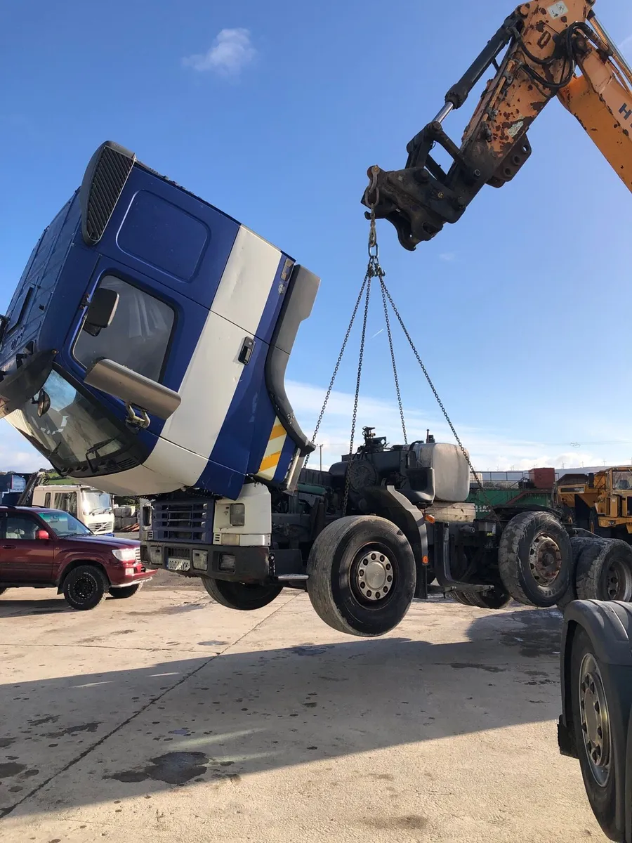 Volvos & Scanias for breaking - Image 3