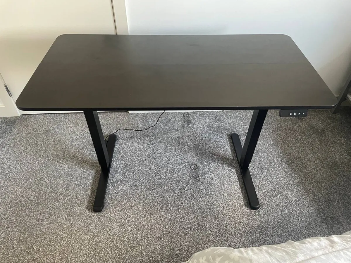 Adjustable desk - Image 1