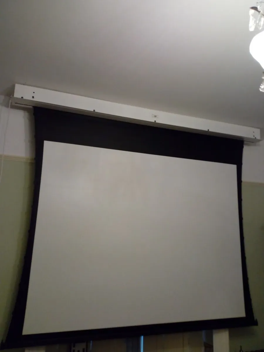 Projection Screen Motorised Projecta x3 (remote) - Image 1