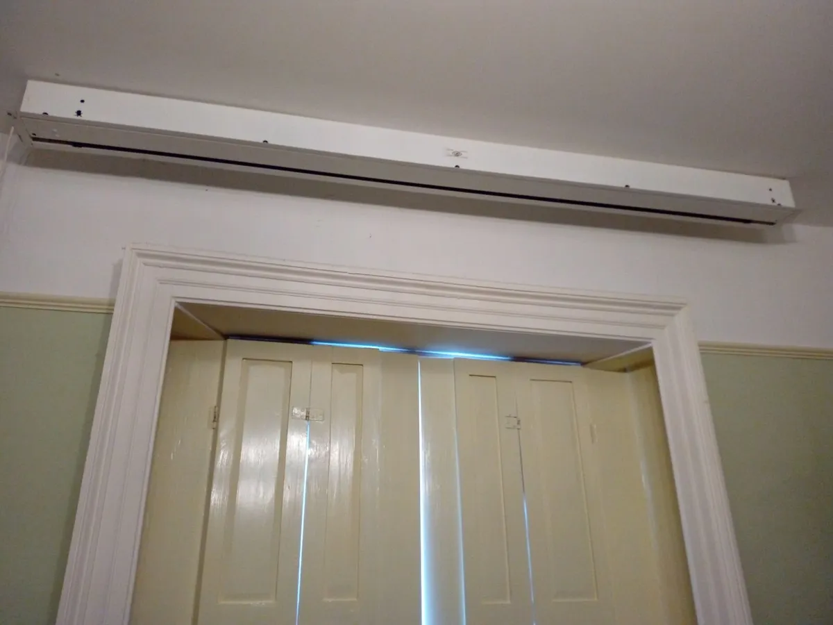 Projection Screen Motorised Projecta x3 (remote) - Image 3