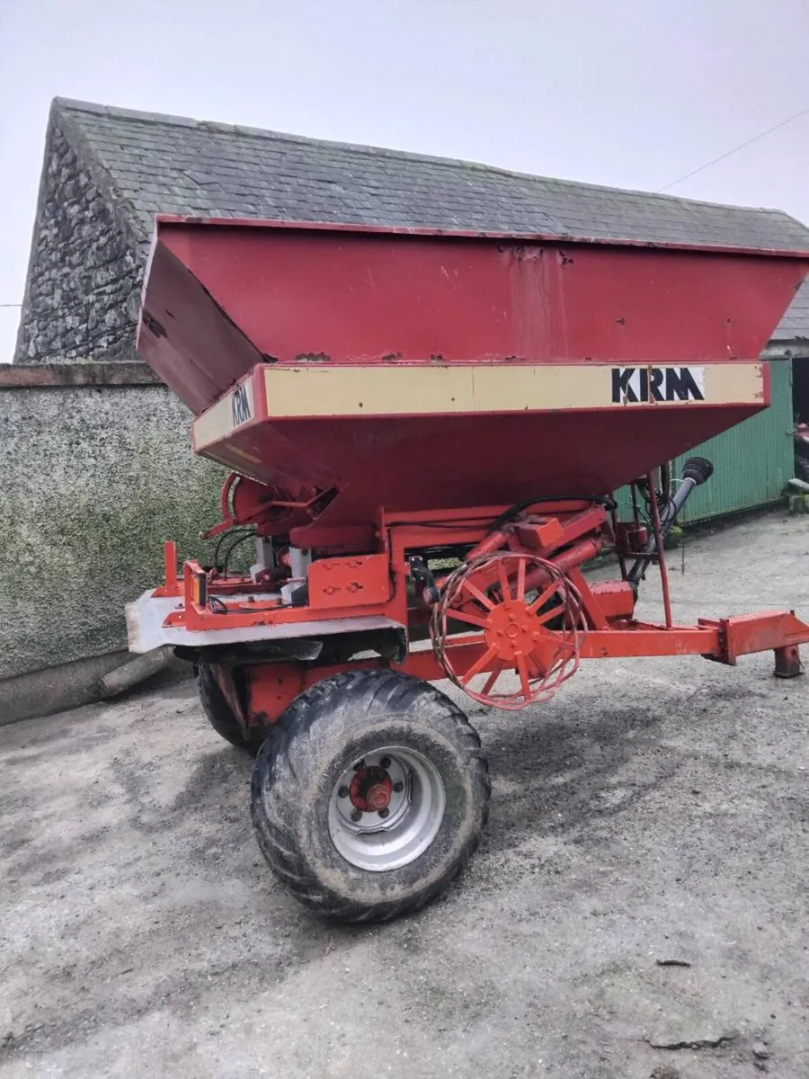 Fertiliser spreader - Image 1