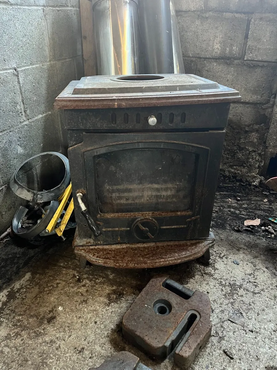 Mulberry Stove and Piping - Image 1