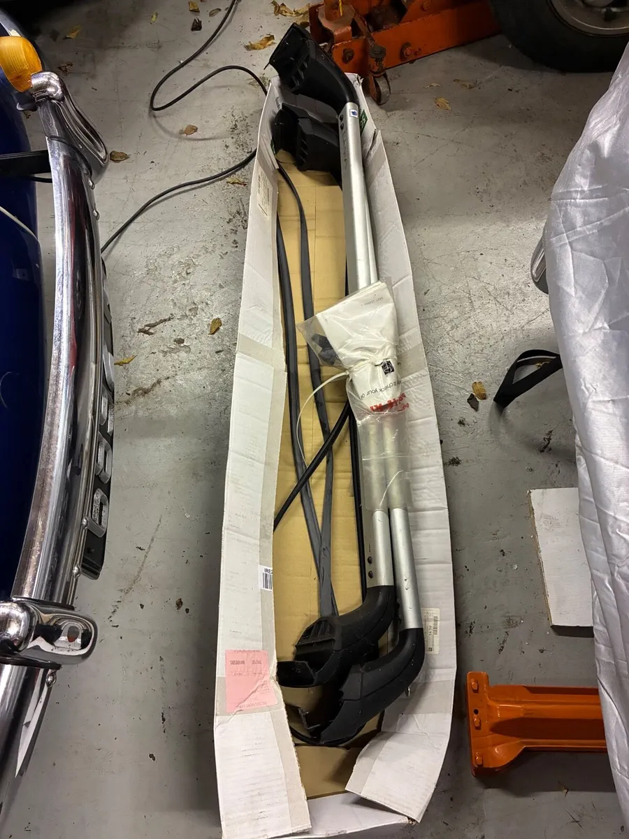 VW Passat Roof bars 2015 on - Image 2