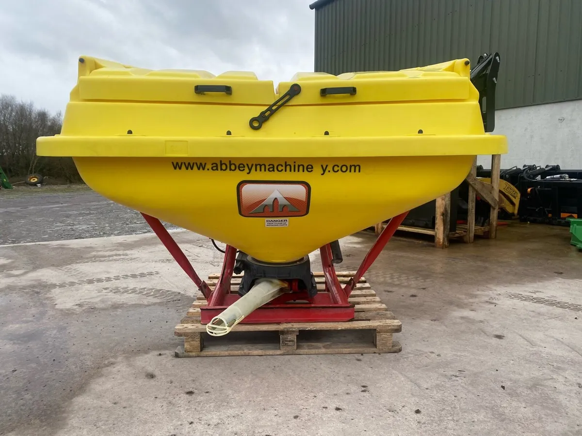 Fertllizer spreader - Image 1