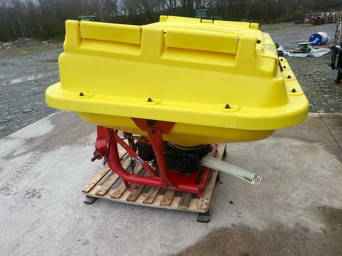 Fertllizer spreader - Image 2