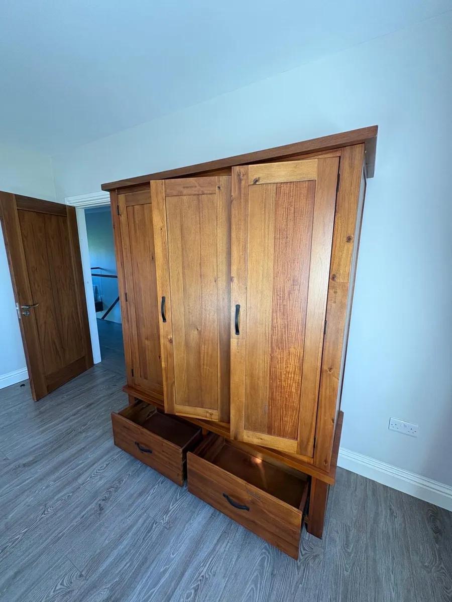 Bed and wardrobe - Image 4