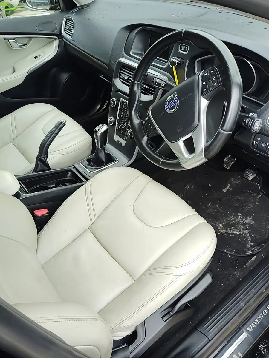 Breaking Volvo V40 2015 diesel - Image 4