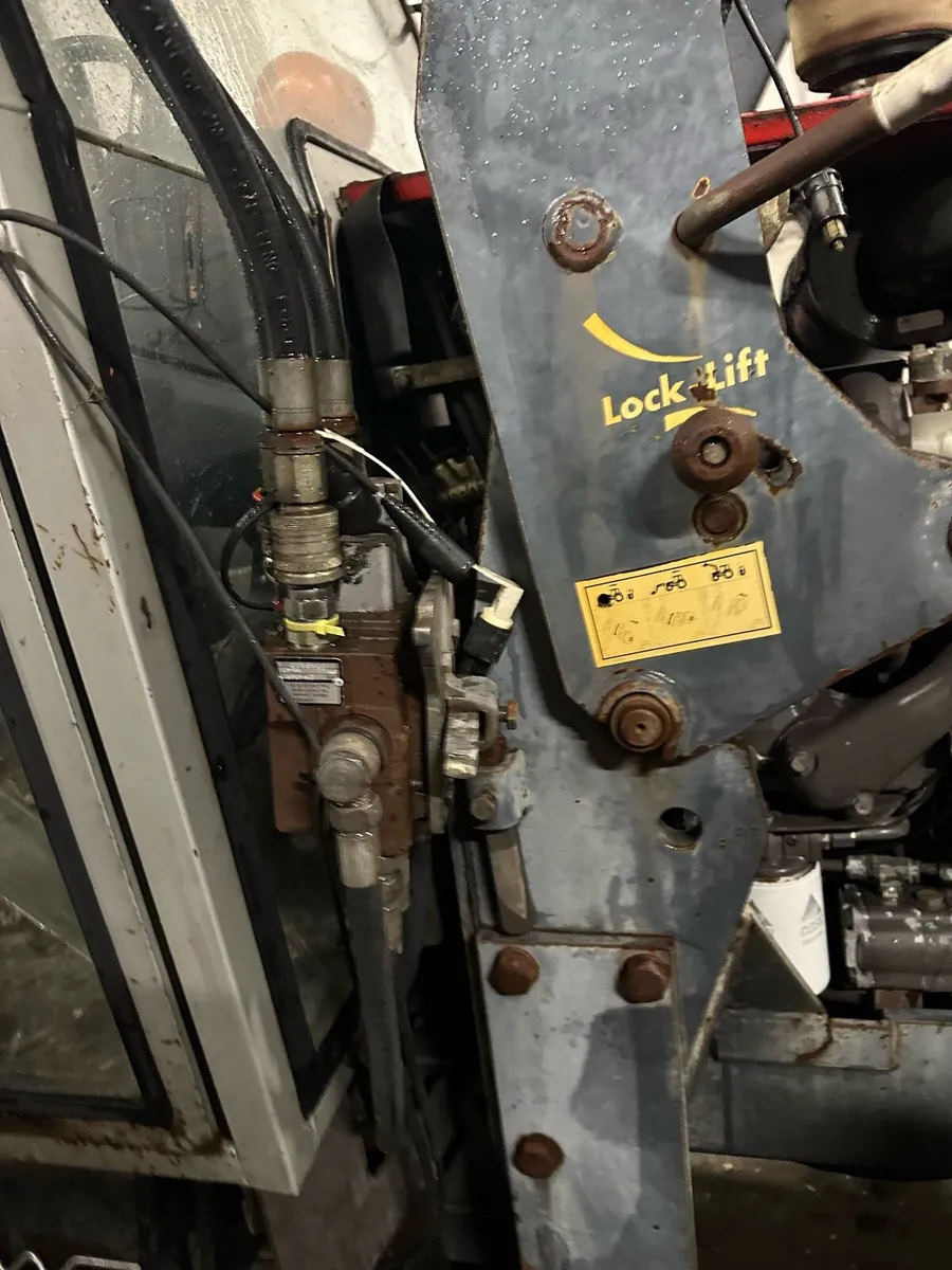 Massey 390 front loader - Image 4