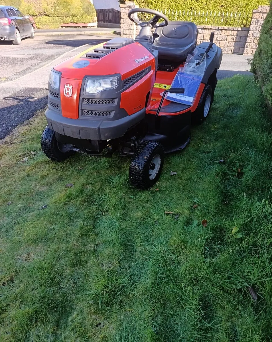 Husquvarna petrol ride on lawnmower - Image 2