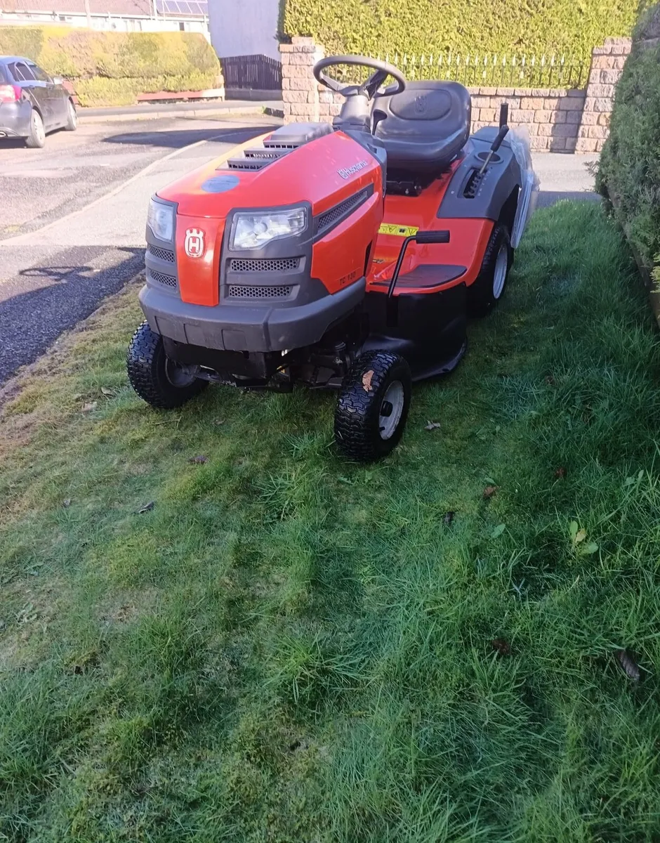 Husquvarna petrol ride on lawnmower - Image 4