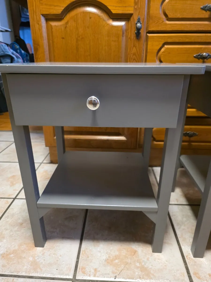 Bedside shelves. - Image 1