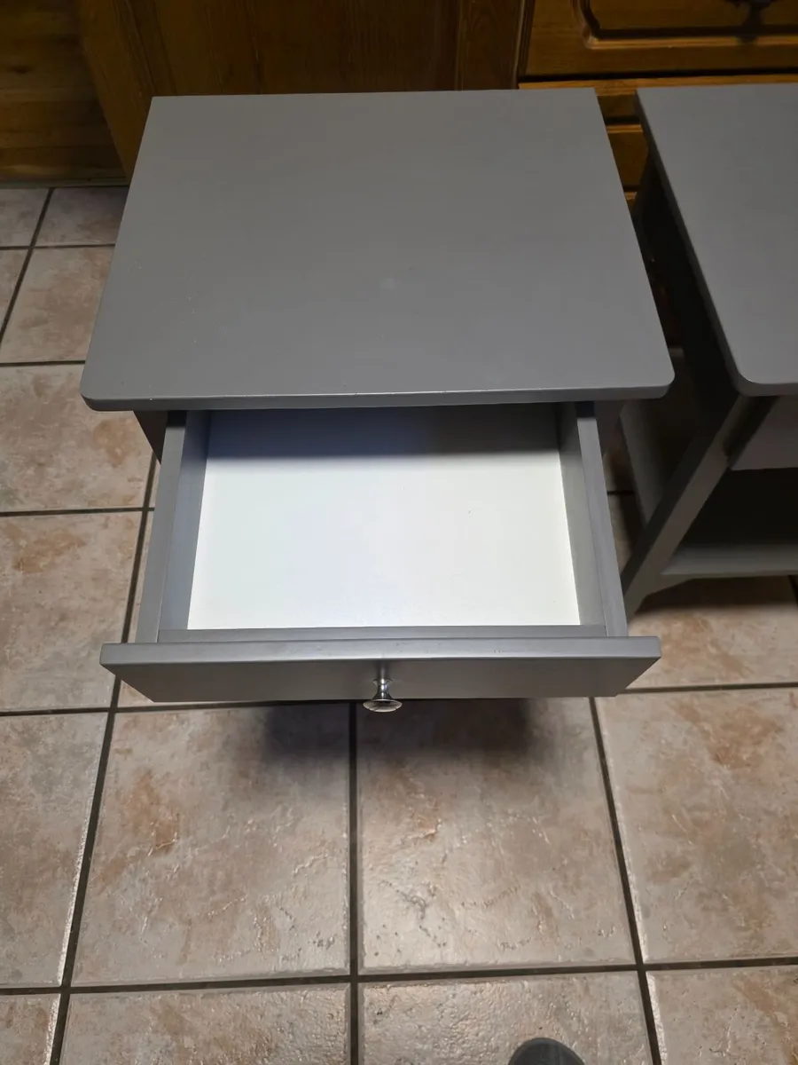 Bedside shelves. - Image 2