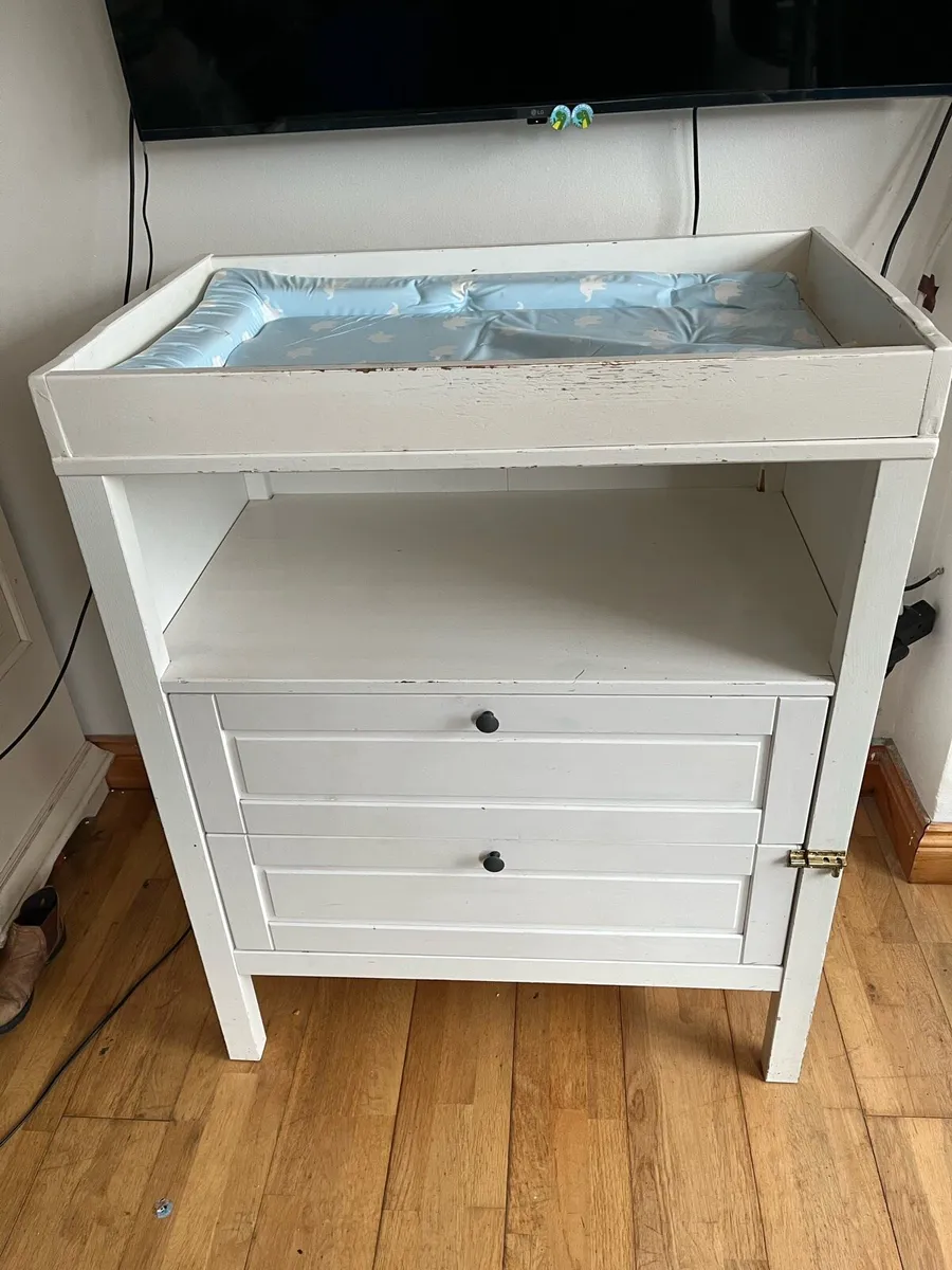 Baby changing table - Image 1
