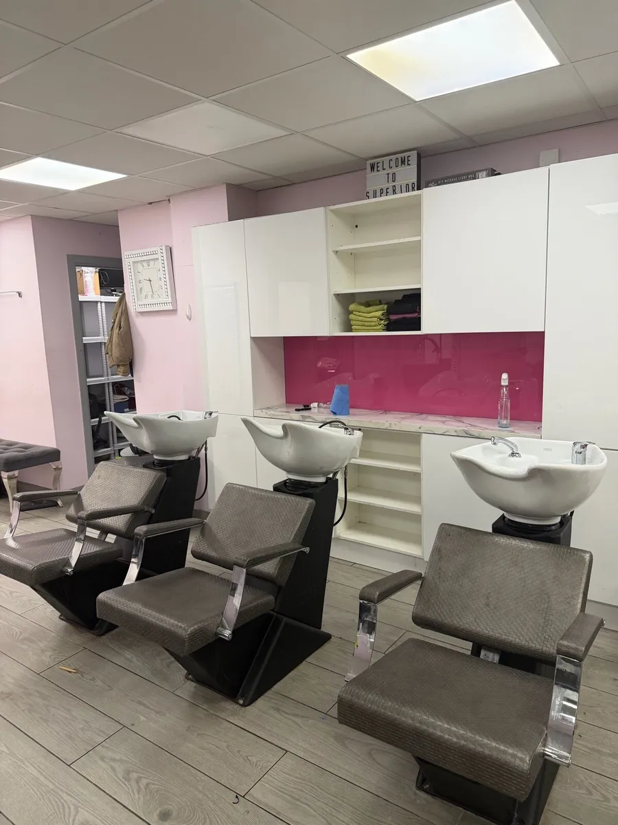 Salon furniture - Image 2