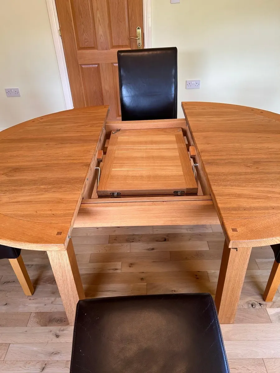 Table and chairs , Gas hob - Image 3