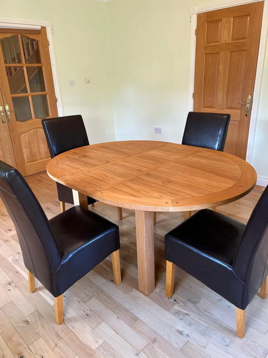 Table and chairs , Gas hob - Image 4