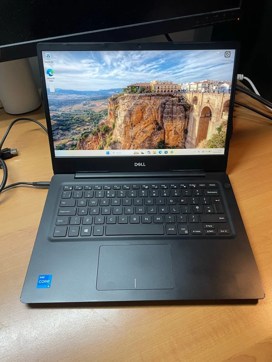Dell laptop i5 pro 8/256 windows 11 pro - Image 1