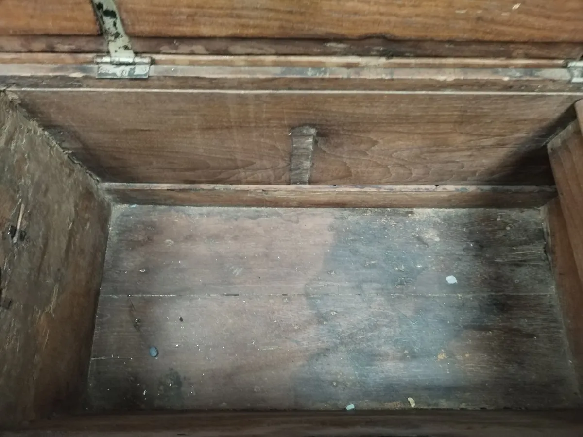 Antique oak chest on wheels - Image 1