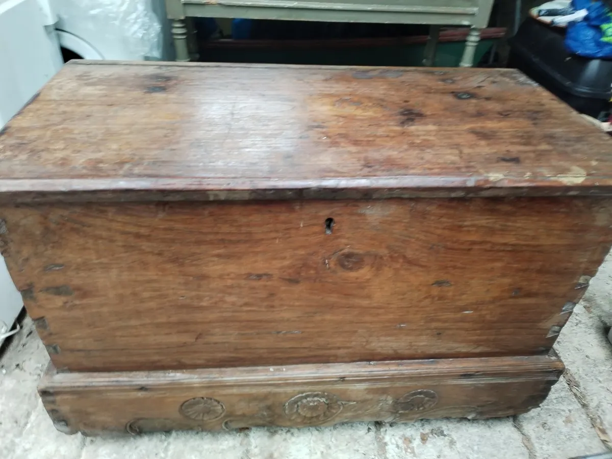 Antique oak chest on wheels - Image 2