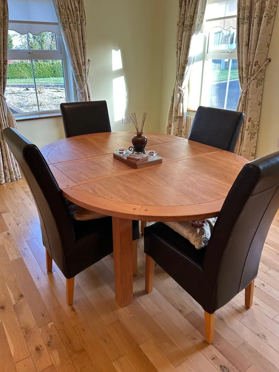 Table and chairs , Gas hob - Image 1