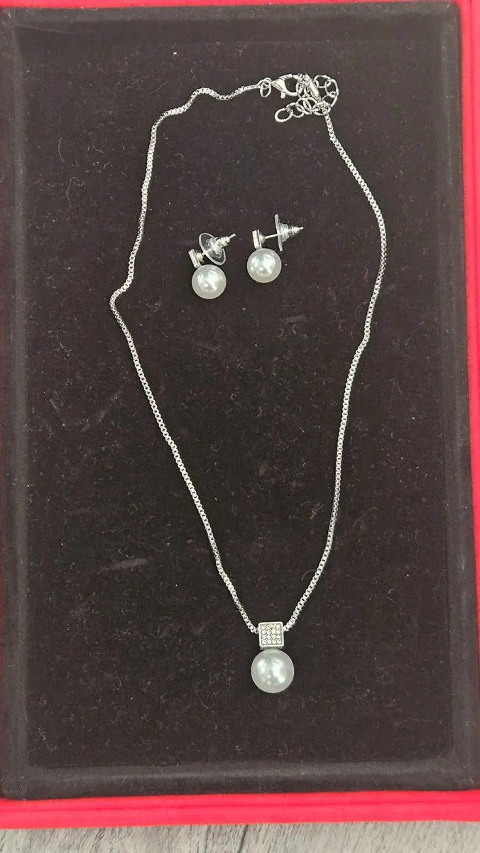 Jewellery - Image 1
