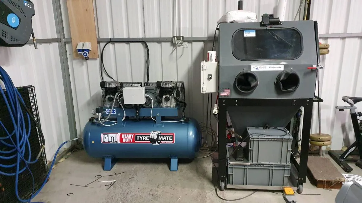 Vapour honing/blasting machine