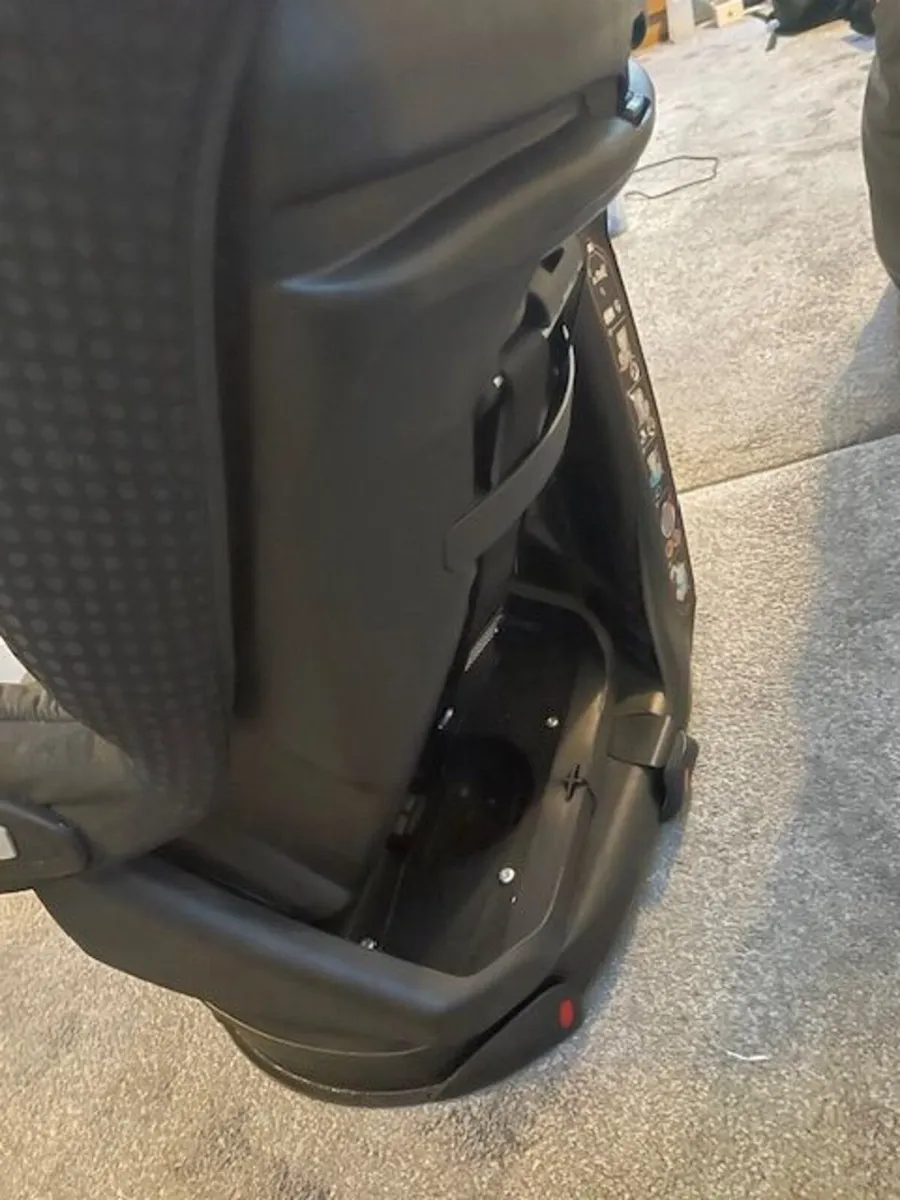 Maxi Cosi Axiss Car seat - Image 2