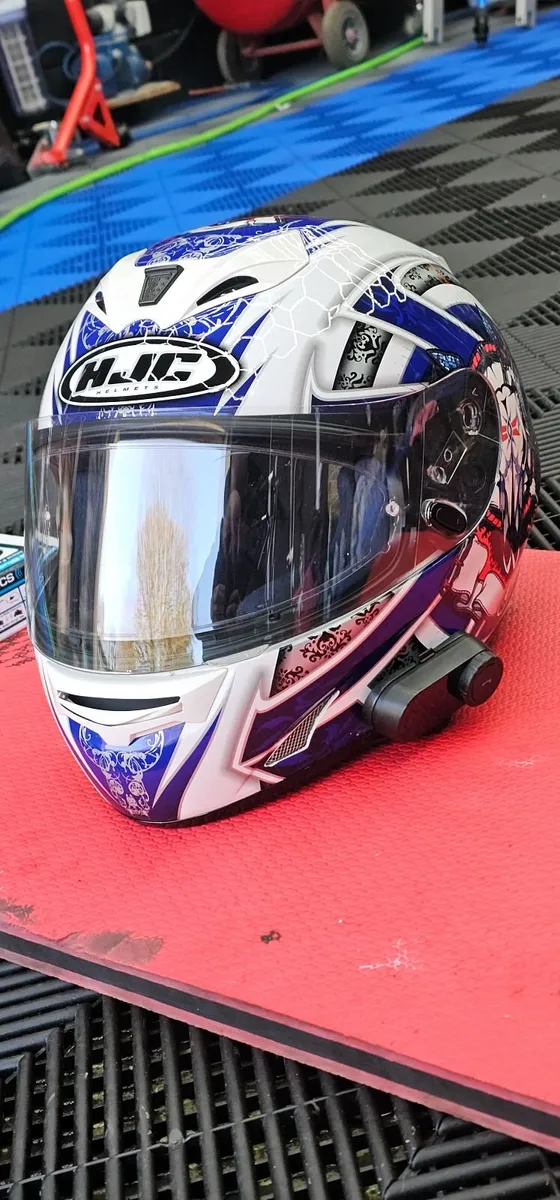 Motorcycle helmet - Image 1