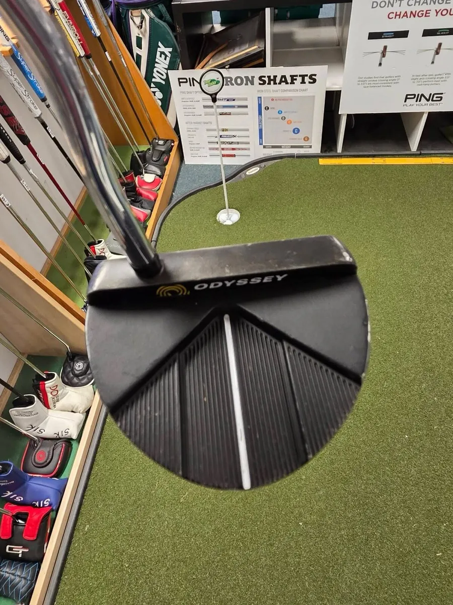 Odyssey Stroke Lab R-Line Arrow Putter - Image 2
