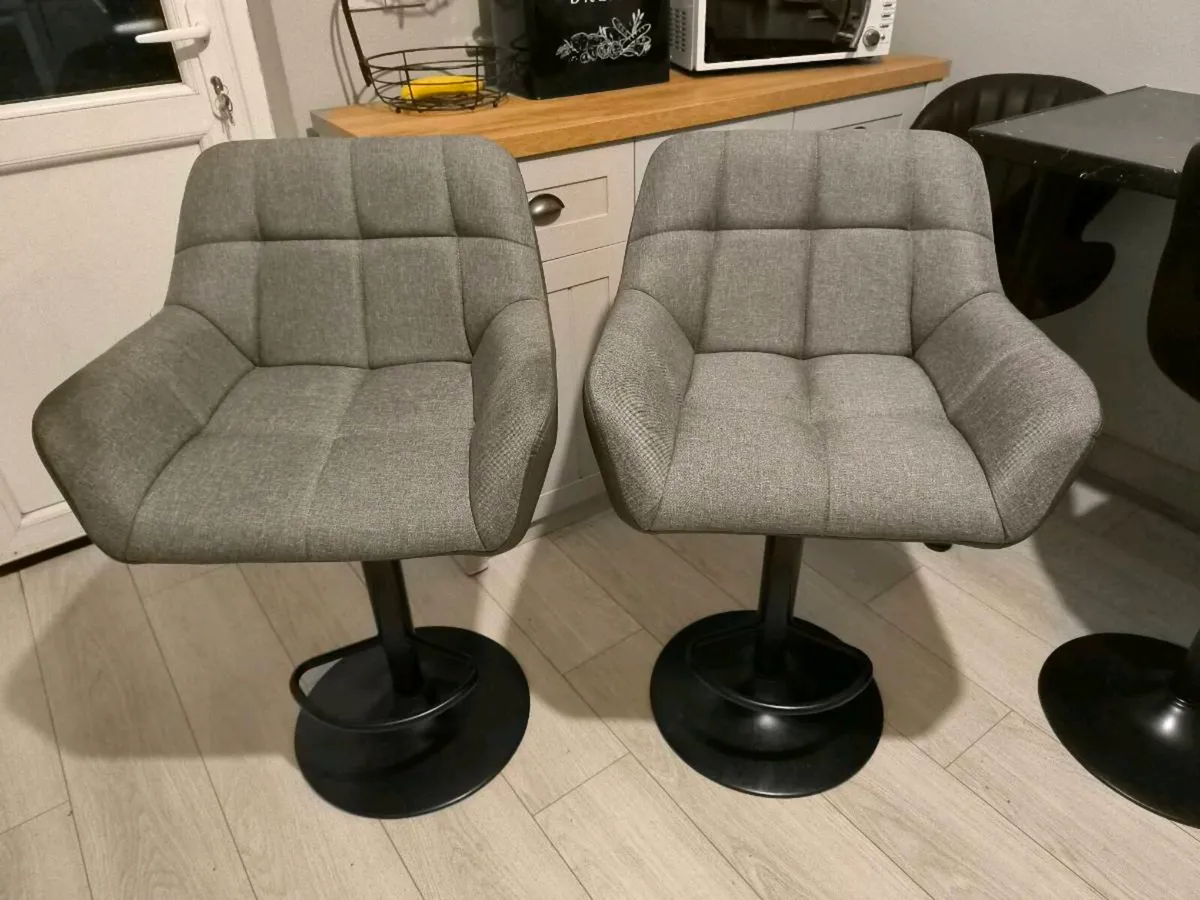 2 breakfast bar stools
