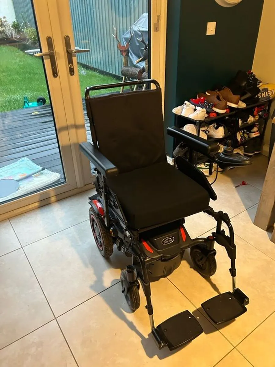 Quickie q100r Electric Wheelchair - Image 1
