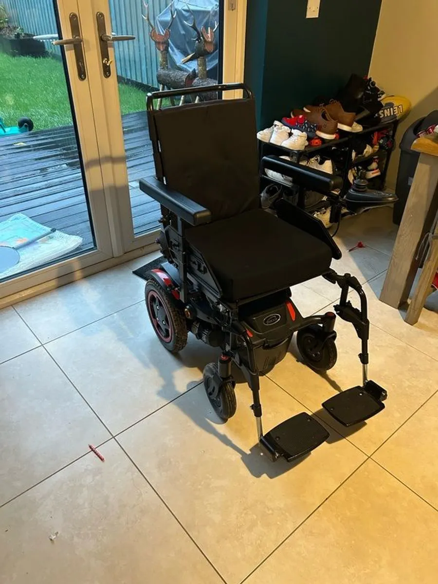 Quickie q100r Electric Wheelchair - Image 2