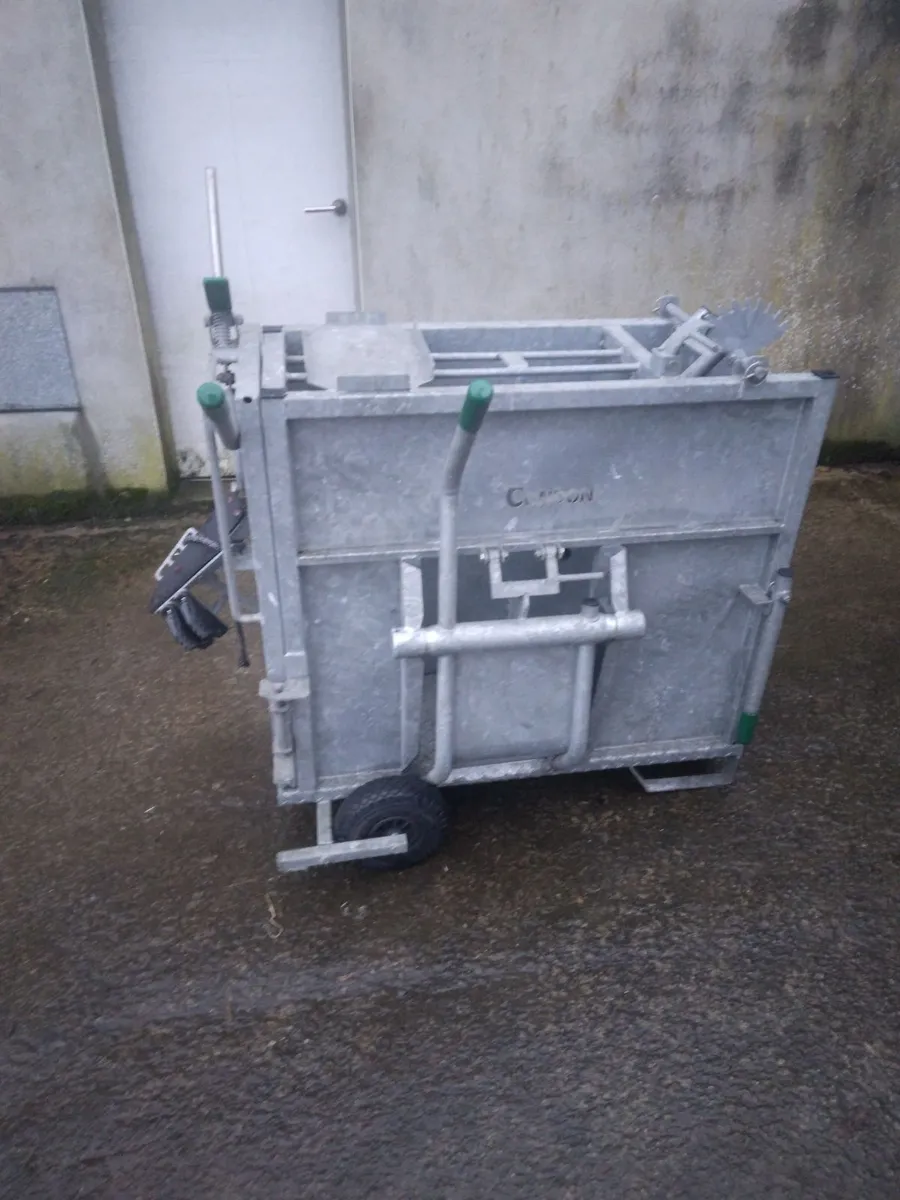 Calf dehorning crate - Image 1