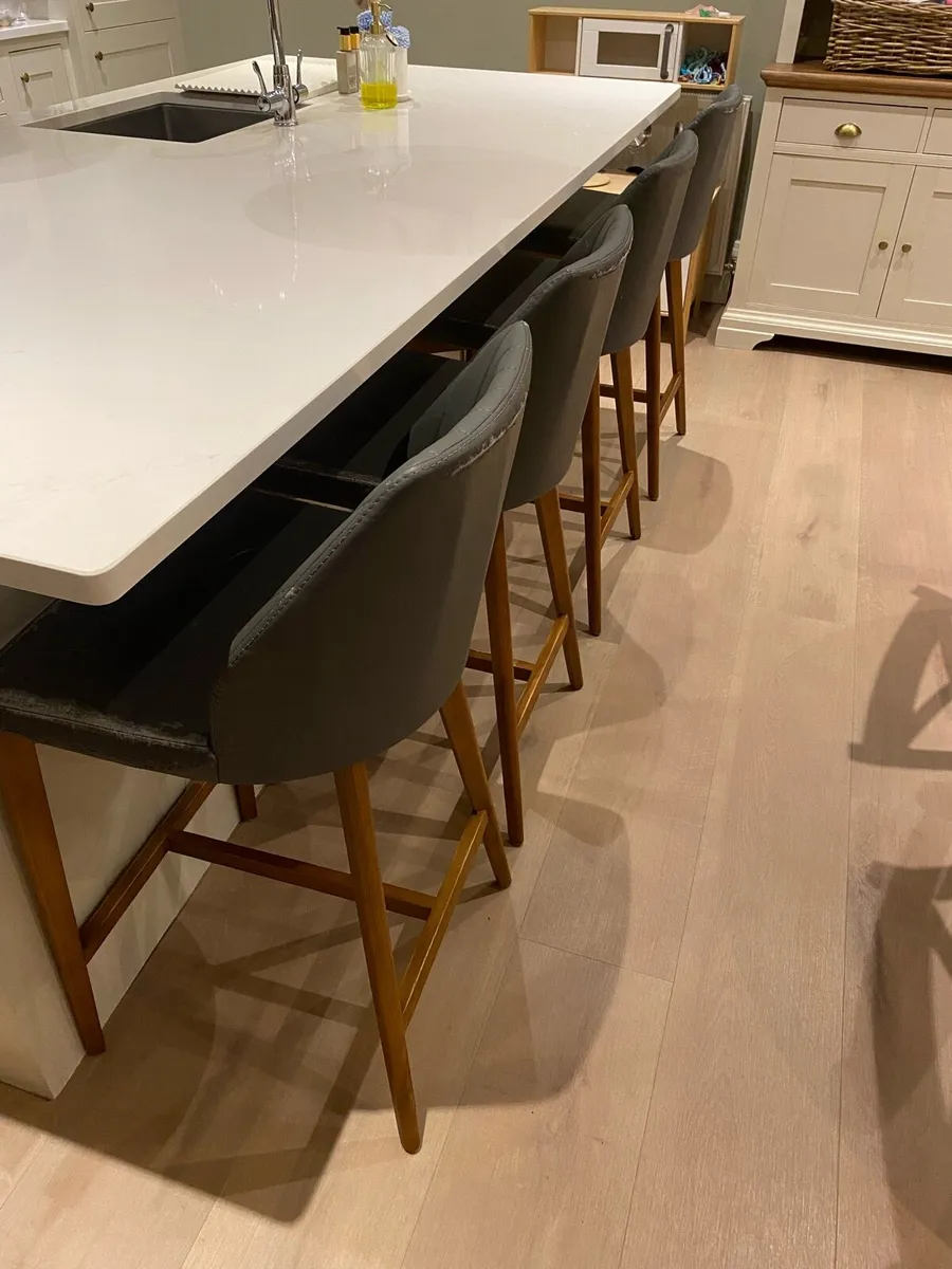4 Kitchen island / bar stools - grey / wooden legs - Image 1