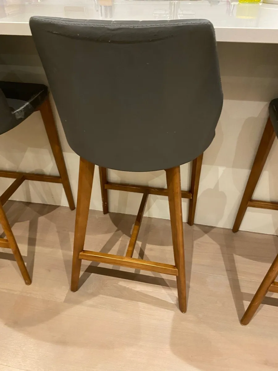 4 Kitchen island / bar stools - grey / wooden legs - Image 3
