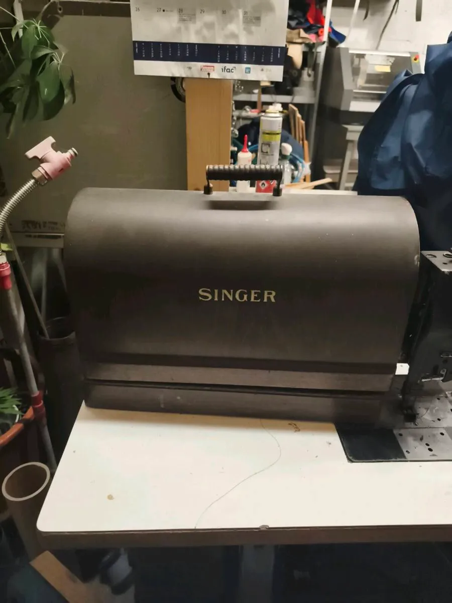 Hand cranked singer sewing machine. - Image 2