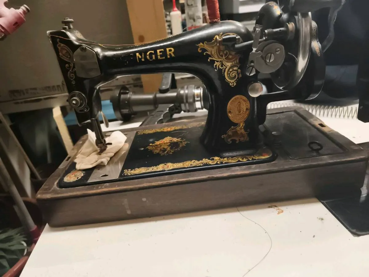 Hand cranked singer sewing machine. - Image 1