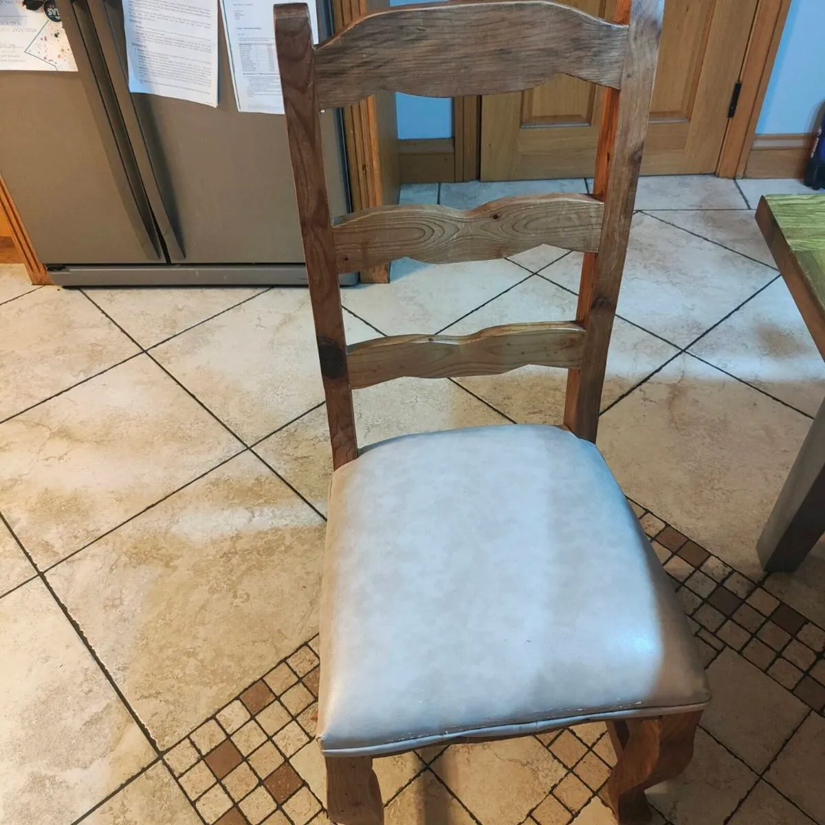 Solid oak extending table + 6 chairs & 2 carvers - Image 3