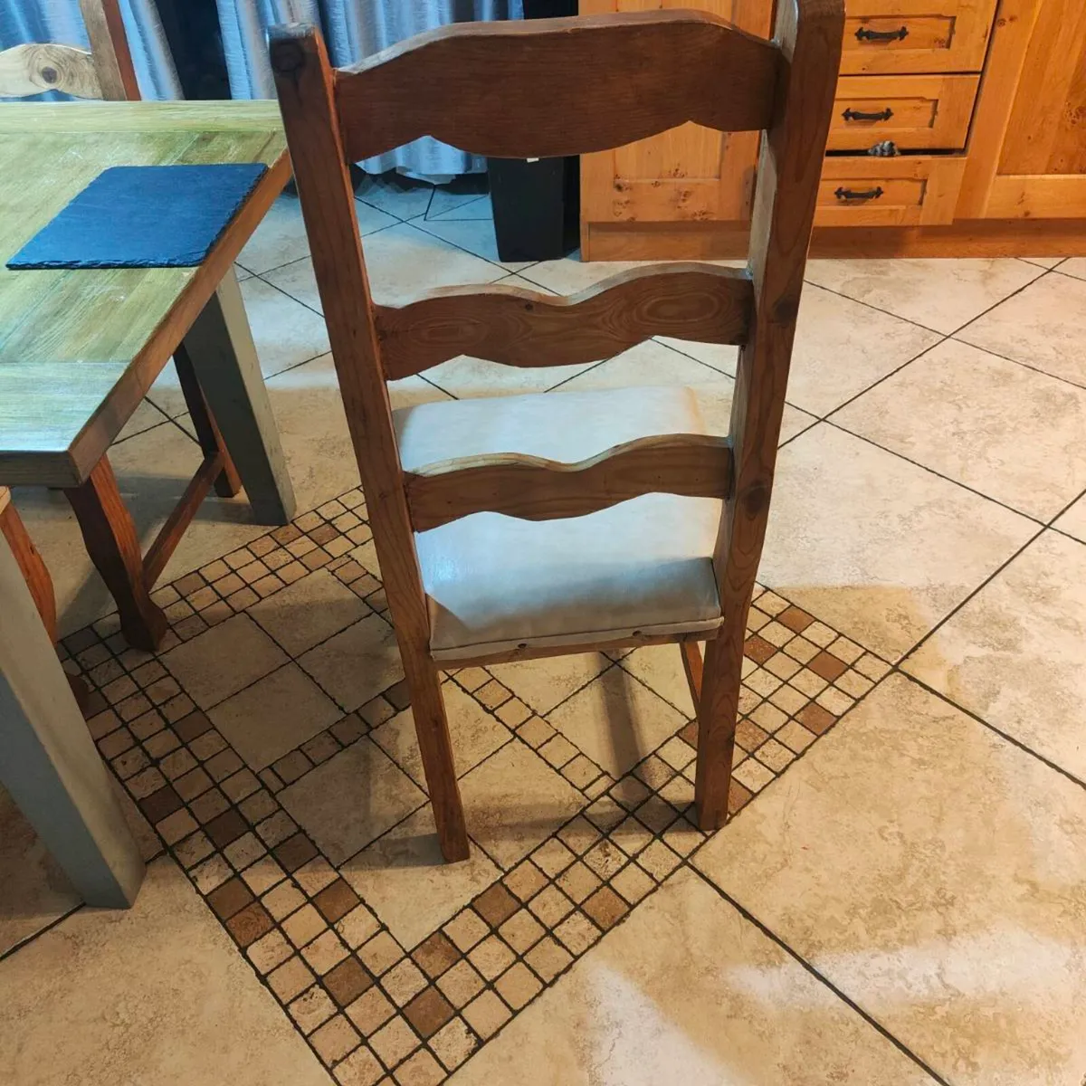 Solid oak extending table + 6 chairs & 2 carvers - Image 4