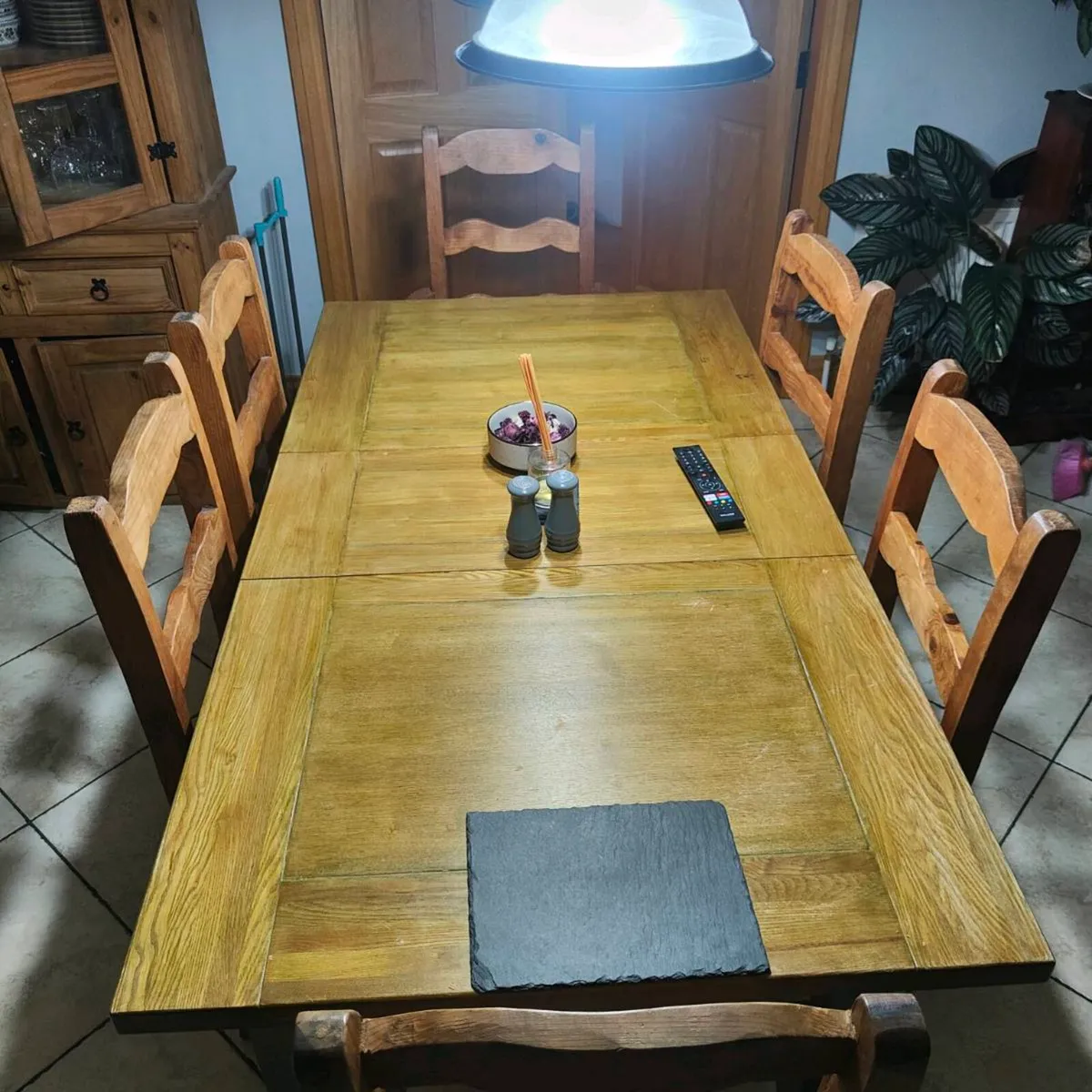 Solid oak extending table + 6 chairs & 2 carvers - Image 2