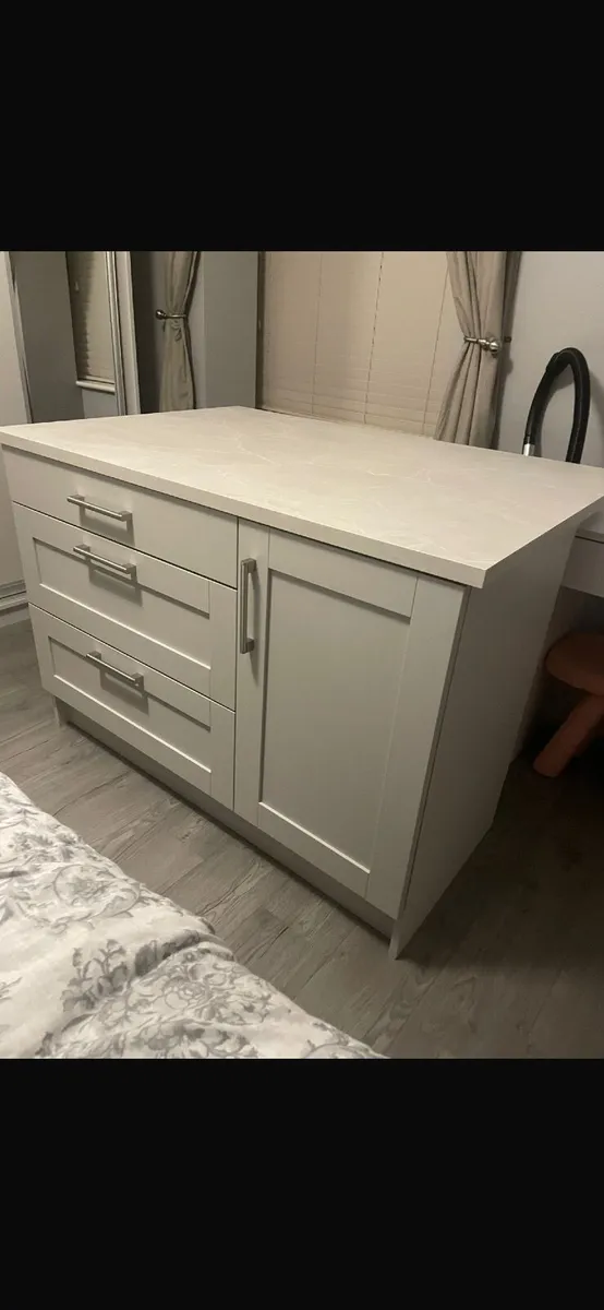 Kitchen island - Image 1