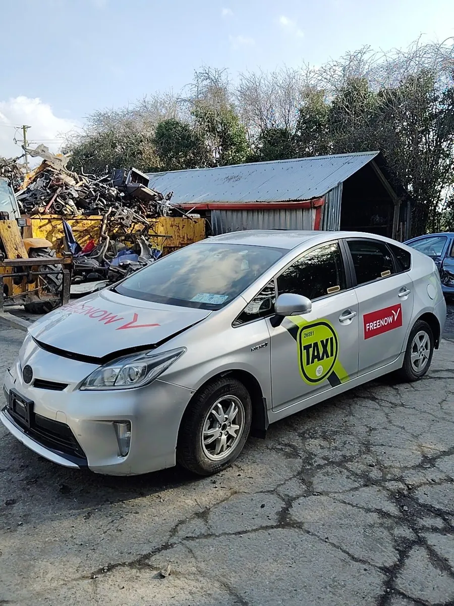 Breaking Toyota Prius 2012 hybrid - Image 1