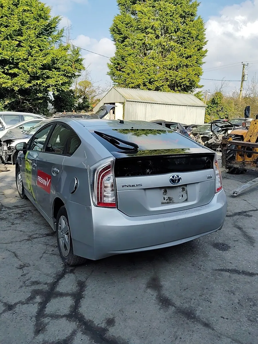 Breaking Toyota Prius 2012 hybrid - Image 2